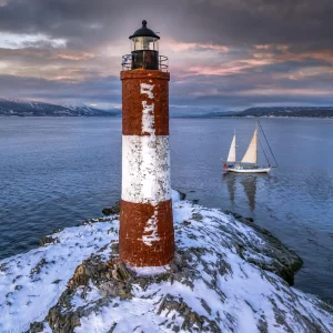 Navegación Full Day Canal Beagle – Aventura en el Velero Ksar Embárcate en una travesía única de 6 horas a bordo del Velero Ksar y sumergite en la magia del Canal Beagle, navegando entre los paisajes imponentes de la Bahía de Ushuaia y el extremo austral de Tierra del Fuego, conocido como el Fin del Mundo. Esta navegación full day está pensada para quienes buscan una experiencia personalizada, auténtica y cercana a la naturaleza fueguina. Con un grupo reducido de hasta 6 pasajeros, garantizamos una aventura íntima, segura y memorable. Itinerario y Destinos Destacados Durante esta jornada, exploraremos tres de los puntos más emblemáticos del Canal Beagle: Isla de los Lobos Navegamos rumbo a esta isla para observar de cerca a los lobos marinos de dos pelos en su hábitat natural. Es una oportunidad única para disfrutar del comportamiento y sonido de estos increíbles mamíferos marinos, en un entorno libre y salvaje. Faro Les Éclaireurs Llegaremos al icónico faro conocido como "el faro del fin del mundo", rodeado de cormoranes imperiales, palomas antárticas y gaviotas. Un momento ideal para tomar fotografías y contemplar la inmensidad del Canal. Islas Bridges En estas islas realizaremos un trekking interpretativo para descubrir la flora y fauna del lugar, además de conocer restos arqueológicos y concheros de los pueblos originarios Yámanas. Culminaremos la visita con un almuerzo a bordo del velero, en un entorno natural que invita al silencio y la contemplación. Incluye: Navegación en velero durante 6 horas Avistaje de fauna marina y aves costeras Trekking guiado en Islas Bridges Almuerzo a bordo Atención personalizada por parte de la tripulación Cupos limitados: máximo 6 pasajeros Esta excursión es ideal para viajeros que buscan una experiencia inmersiva en contacto directo con el mar, la historia y la biodiversidad de Tierra del Fuego. Vení a navegar con nosotros. Descubrí el Canal Beagle de una forma diferente. A bordo del Velero Ksar, cada travesía es una experiencia inolvidable.