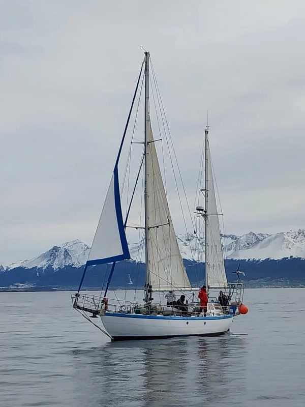 Navegación Full Day Canal Beagle – Aventura en el Velero Ksar Embárcate en una travesía única de 6 horas a bordo del Velero Ksar y sumergite en la magia del Canal Beagle, navegando entre los paisajes imponentes de la Bahía de Ushuaia y el extremo austral de Tierra del Fuego, conocido como el Fin del Mundo. Esta navegación full day está pensada para quienes buscan una experiencia personalizada, auténtica y cercana a la naturaleza fueguina. Con un grupo reducido de hasta 6 pasajeros, garantizamos una aventura íntima, segura y memorable. Itinerario y Destinos Destacados Durante esta jornada, exploraremos tres de los puntos más emblemáticos del Canal Beagle: Isla de los Lobos Navegamos rumbo a esta isla para observar de cerca a los lobos marinos de dos pelos en su hábitat natural. Es una oportunidad única para disfrutar del comportamiento y sonido de estos increíbles mamíferos marinos, en un entorno libre y salvaje. Faro Les Éclaireurs Llegaremos al icónico faro conocido como "el faro del fin del mundo", rodeado de cormoranes imperiales, palomas antárticas y gaviotas. Un momento ideal para tomar fotografías y contemplar la inmensidad del Canal. Islas Bridges En estas islas realizaremos un trekking interpretativo para descubrir la flora y fauna del lugar, además de conocer restos arqueológicos y concheros de los pueblos originarios Yámanas. Culminaremos la visita con un almuerzo a bordo del velero, en un entorno natural que invita al silencio y la contemplación. Incluye: Navegación en velero durante 6 horas Avistaje de fauna marina y aves costeras Trekking guiado en Islas Bridges Almuerzo a bordo Atención personalizada por parte de la tripulación Cupos limitados: máximo 6 pasajeros Esta excursión es ideal para viajeros que buscan una experiencia inmersiva en contacto directo con el mar, la historia y la biodiversidad de Tierra del Fuego. Vení a navegar con nosotros. Descubrí el Canal Beagle de una forma diferente. A bordo del Velero Ksar, cada travesía es una experiencia inolvidable.